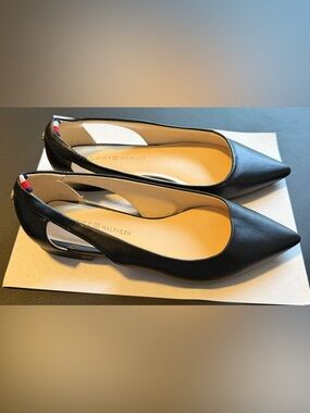 Tommy Hilfiger Black Pointed Toe Flats Womens Size 6 Chic Work Shoes